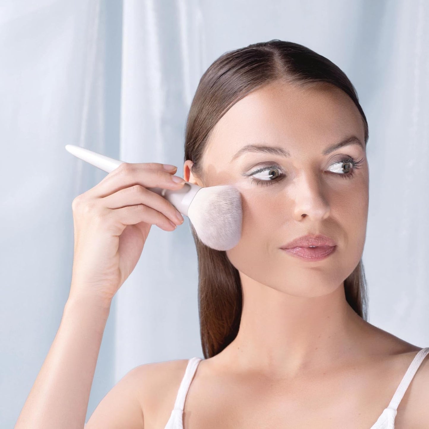 Snow Fox Skincare Fox Tail Loose Powder Brush for Fast Powder Application